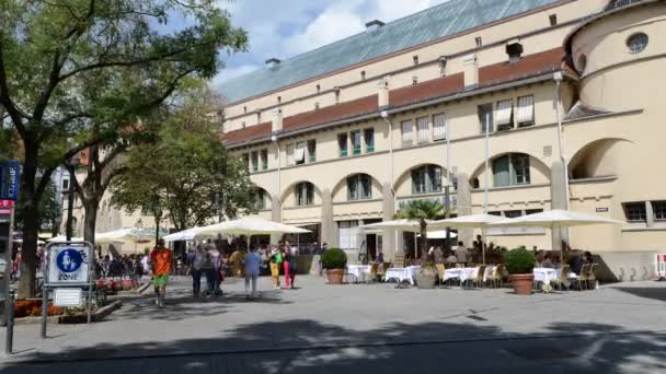 Уповільнена пішоходам на ринку Halle — стокове відео