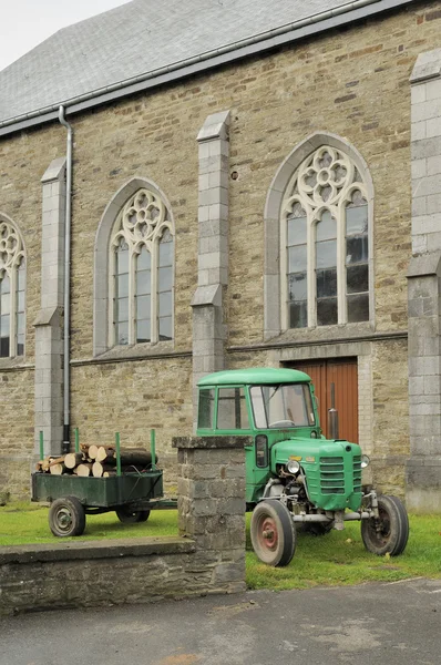 Gamla traktor och kyrkan, Ardennerna — Stockfoto