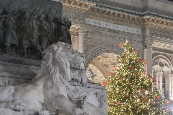 Leo, Noel ağacı ve galleria, milan