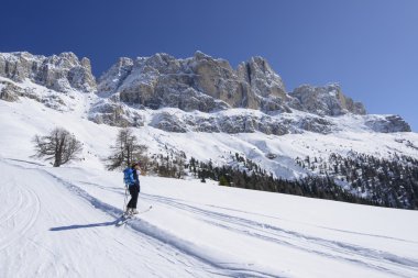 Rosengarten telefon ederek, costalunga geçmek