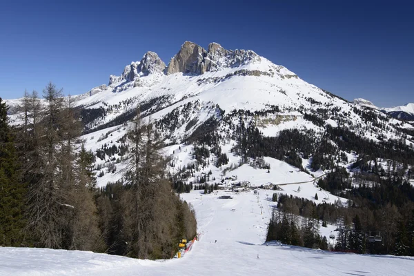 Costalunga pass i rotewand widok z stromy stok narciarski — Zdjęcie stockowe