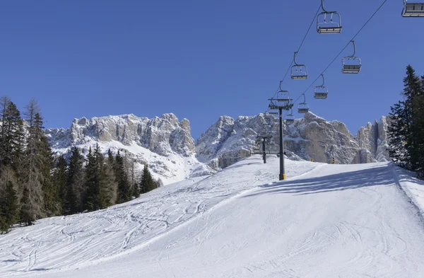 Stok narciarski i wyciąg krzesełkowy w rosengarten, Przełęcz costalunga — Zdjęcie stockowe