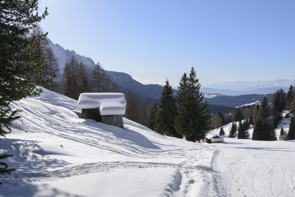 Hütten am Pistenrand, Costalunga Pass — Stockfoto