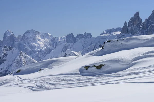 Snö och blek utbud, san pellegrino pass — Stockfoto