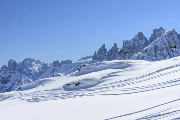 Neve e seggiovia a Pale range, Passo San Pellegrino — Foto Stock