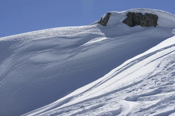 Dalgalar ve kaya, san pellegrino pass kar — Stok fotoğraf