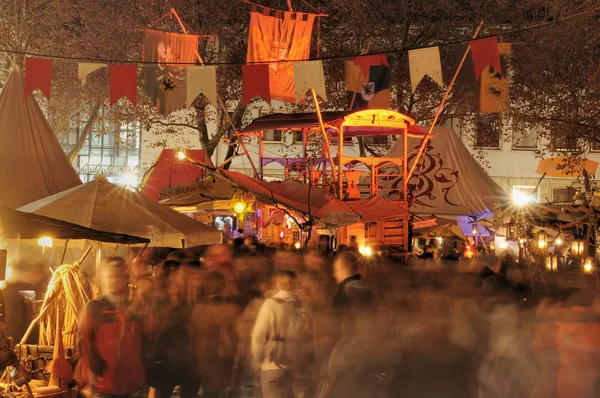 夜晚的人群在中世纪市场，埃斯林根 — 图库照片