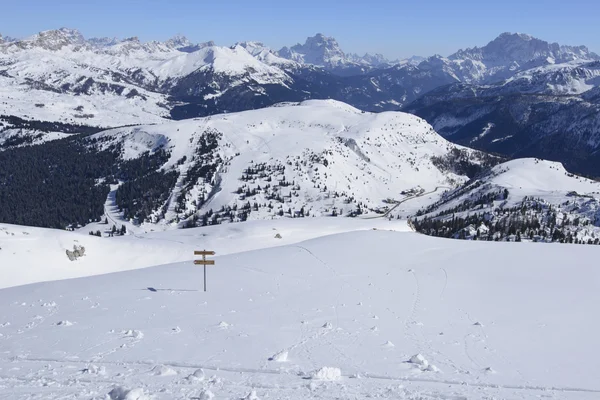 Průvodce post na sněhu, corvara — Stock fotografie