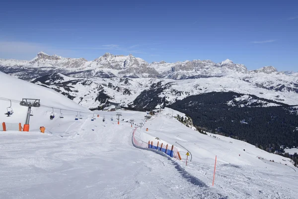 根据峰教委的滑雪道 '，corvara — 图库照片