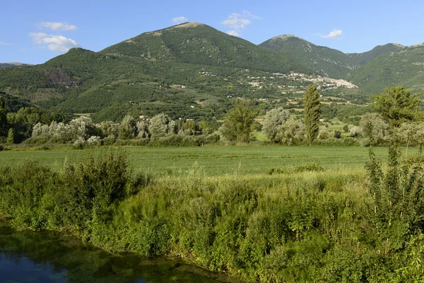 Dike bank på den gröna landsbygden nära poggio bustone, rieti valle — Stockfoto