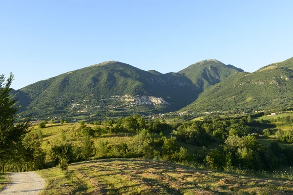 Pagórkowaty krajobraz w pobliżu poggio bustone village, dolinie rieti — Zdjęcie stockowe