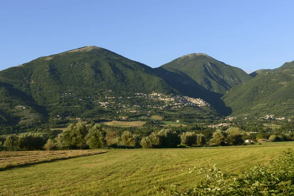 Campagne verdoyante et village de Poggio Bustone, vallée du Rieti — Photo