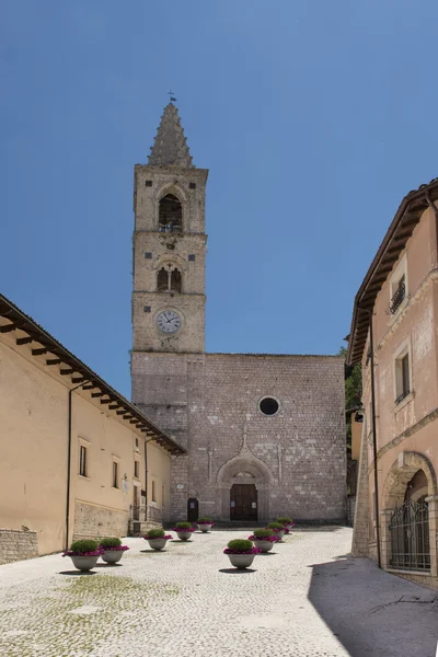 De kerk van San pietro, leonessa — Stockfoto