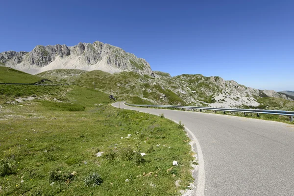 Bergsväg till leonessa på terminillo östra sida, rieti — Stockfoto