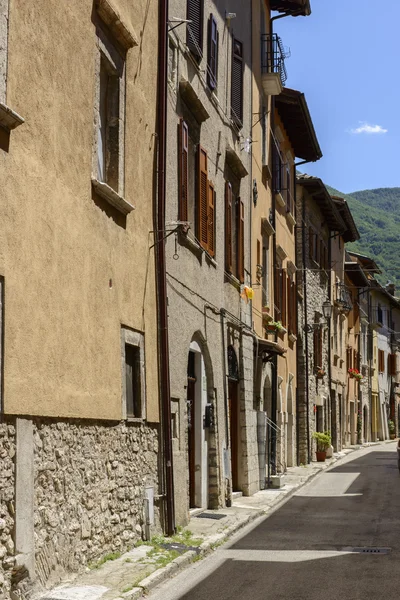 Casas antiguas en la calle Mastrozzi, Leonessa — Foto de Stock