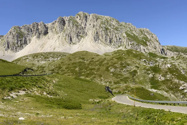 Mountain road on Terminillo eastern side, Rieti — Stock Photo, Image