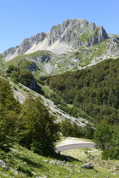 Leonessa road böjer sig på norra östra sidan av terminllo, rieti — Stockfoto