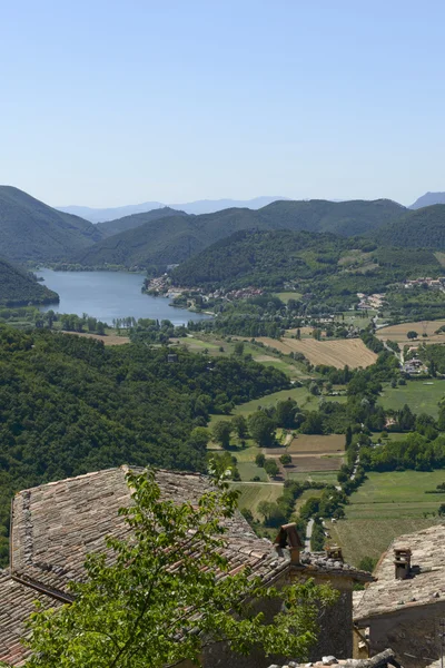 Labro daken en piediluco lake rieti — Stockfoto