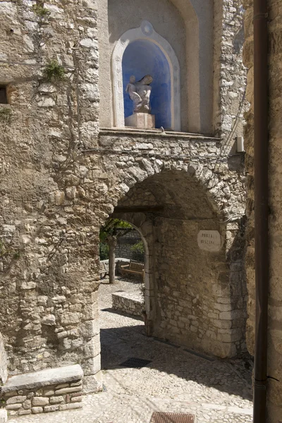 Passaggio in pietra ad arco a Labro, Rieti — Foto Stock