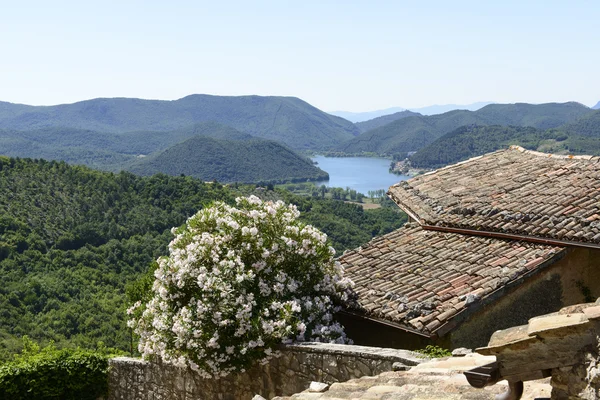 Vit oleander terrakotta tak och sjön i heliga dalen rieti — Stockfoto