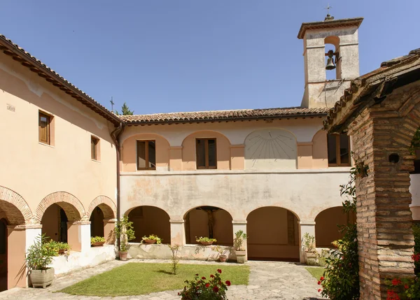 Fonte Colombo Mosteiro Franciscano claustro, Rieti — Fotografia de Stock