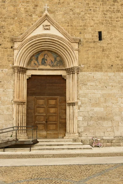 Bicicleta pequeña y la iglesia de Sant Agostino, Rieti —  Fotos de Stock