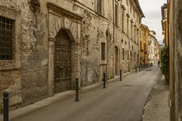 Casas antiguas en la calle San Francesco, Rieti — Foto de Stock