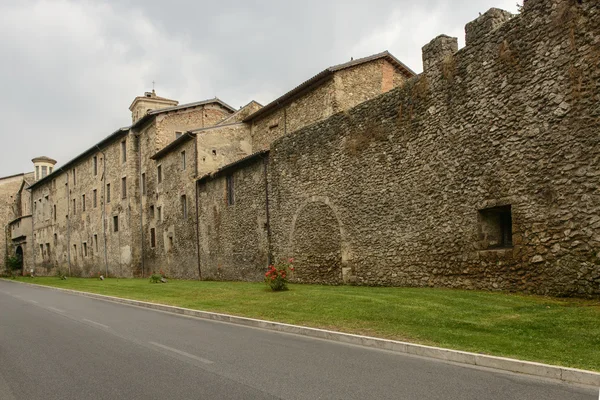 Huizen in middeleeuwse stadsmuren, rieti — Stockfoto
