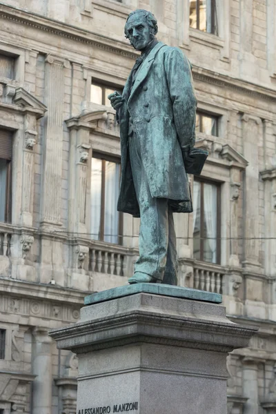 Manzoni pomník v san fedele náměstí, milan — Stock fotografie