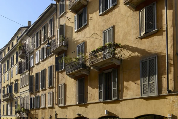 Oude huizen in garibaldi straat, Milaan — Stockfoto