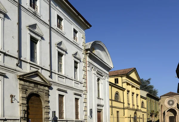 Neoklasik binaları eski street, lodi, İtalya