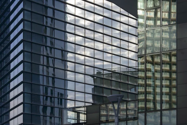 Reflektioner på glas på business hub, Milano — Stockfoto