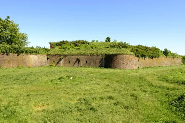 Paredes no fosso seco verde de Cittadella, Alessandria, Itália — Fotografia de Stock