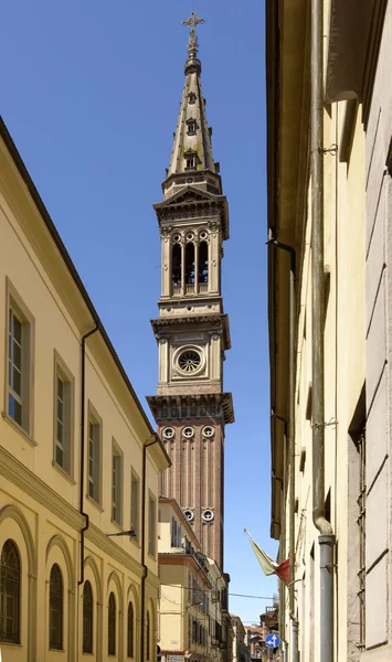 Ulica z Tum dzwonnica, alessandria, Włochy — Zdjęcie stockowe