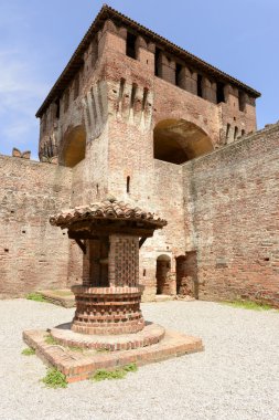 well and dungeon, Soncino Castle