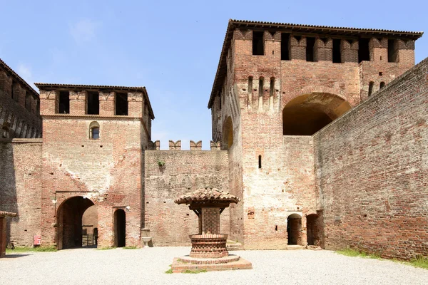 Well and towers, Soncino Castle — Stock Photo, Image