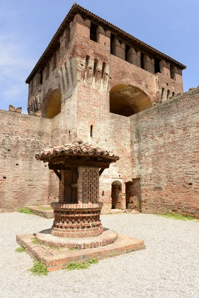 Puits et donjon, château de Soncino — Photo