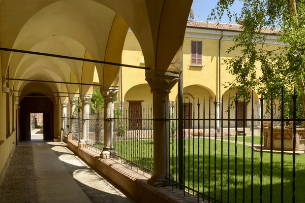 Claustro y jardín de san Giacomo, Soncino — Foto de Stock