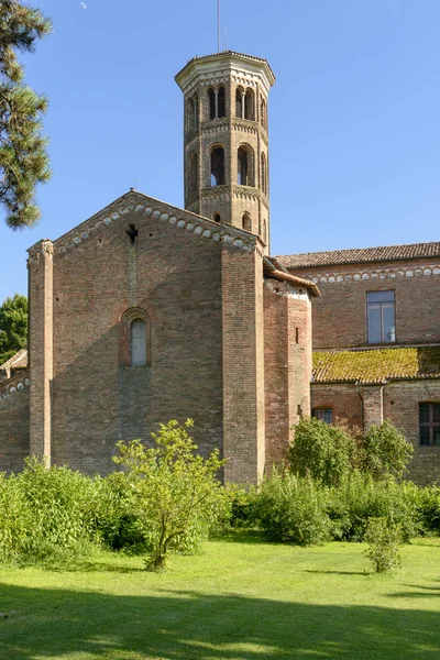 Transepto de la iglesia y campanario. Abbadia Cerreto — Foto de Stock