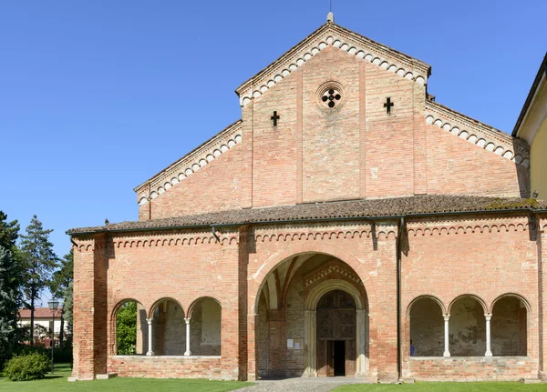 Nartece e facciata della chiesa, Abbadia Cerreto — Foto Stock