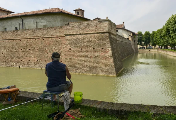 Pesca a canna nel fossato del Castello di Visconteo, Pagazzano — Foto Stock