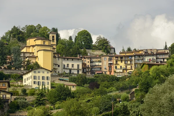 Borgo canale und seine Kirche, Bergamotte — Stockfoto