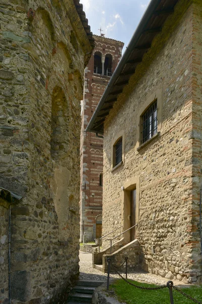 Antiche mura in pietra nella chiesa di San Pietro, Agliate — Foto Stock