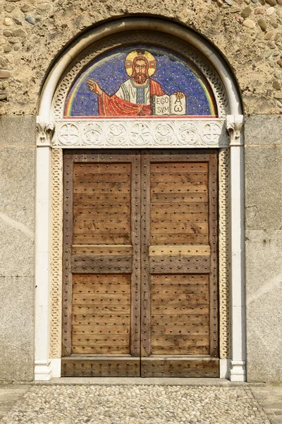 St peter kyrkan portal, agliate — Stockfoto