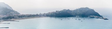 Batı, Cenova, Liguria, İtalya 'dan parlak sonbahar ışığı altında çekilen Sestri Levante köyü ve yarımadasının havadan manzarası