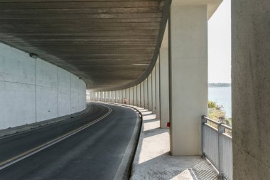 Tigullio sahilindeki bükme yolu tünelinde. Anna Tepesi 'nin altında. Sestri Levante, Tigullio, Genova, Liguria, İtalya yakınlarında parlak bir sonbahar ışığı altında vuruldu.