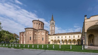 Castelleone, Cremona, Lombardy, İtalya 'da parlak sonbahar ışığında çekilen Kutsal Bakire Kilisesi ve Loggia' nın habercisi.
