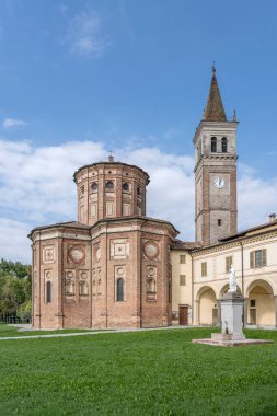 Castelleone, Cremona, Lombardy, İtalya 'da parlak sonbahar ışığında çekilen ünlü Kutsal Bakire Tapınağı Kilisesi manzarası.