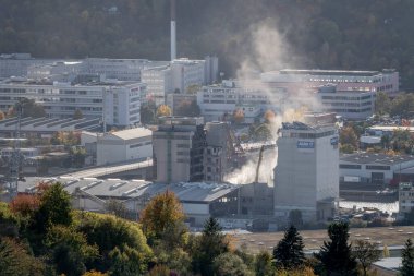 Stuggart, 23 Ekim 2021, Neckar nehir vadisinde endüstriyel binalardan çıkan buhar; 23 Ekim 2021 'de Untertukheim, Stuttgart, Almanya yakınlarında parlak sonbahar ışığı altında çekildi.