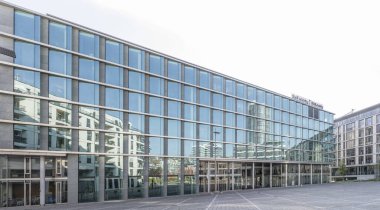 Stuggart, 2021 Ekim 2028; iş merkezindeki cam cephelerde yansımaları olan şehir manzarası; 28 Ekim 2021 'de Almanya' nın Stuttgart kentinde parlak sonbahar ışığı altında çekildi.